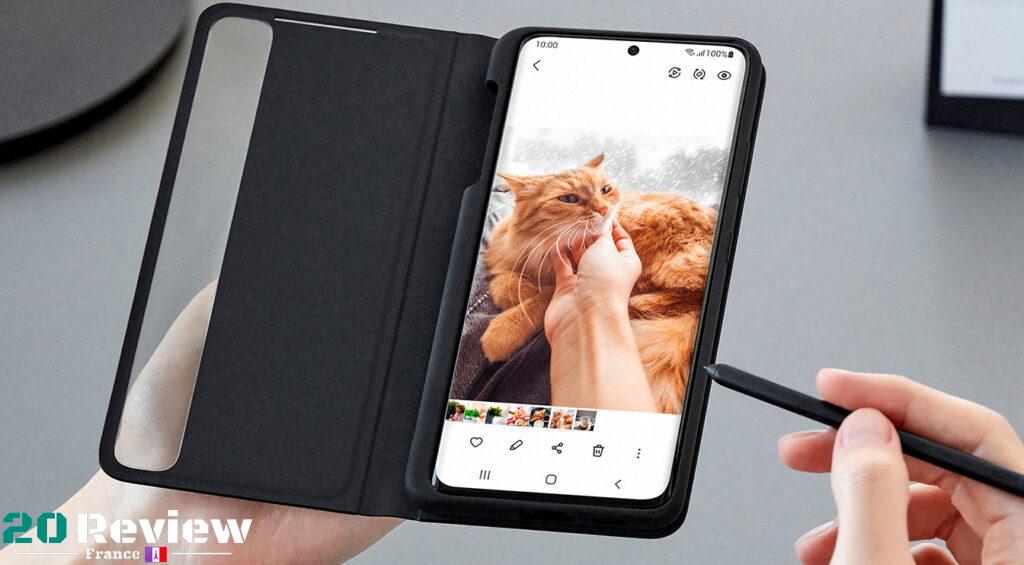 Le Samsung Galaxy S21 Ultra est un monolithe de téléphone. Oui, la conception de la caméra à découpe de contour mélange la bosse de la caméra dans le dos en verre, mais il s'agit toujours d'un appareil massif que vous voudrez utiliser à deux mains.