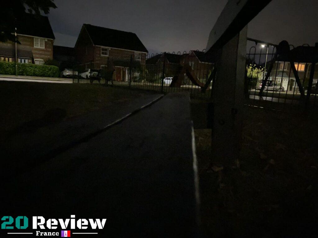 L'utilisation d'une exposition plus longue peut aider à obtenir de meilleures images, mais nécessite une main plus stable.
Cette image a été prise sans mode nuit le...