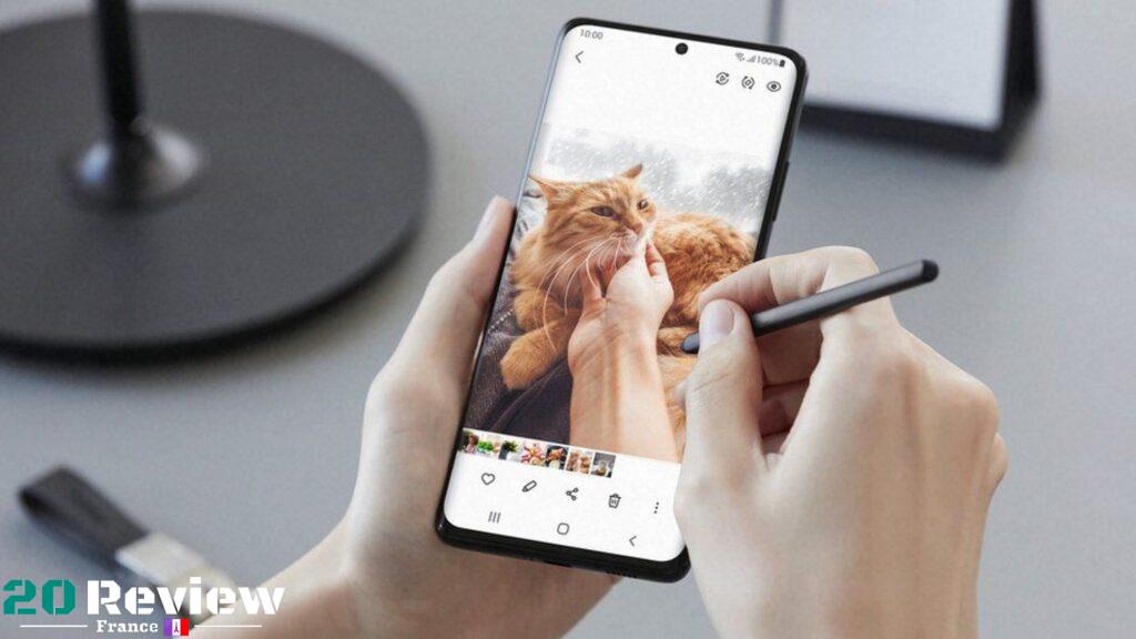 L'affichage dynamique du Galaxy S21 Ultra offre un taux de rafraîchissement fluide de 120 Hz et la résolution WQHD la plus nette en même temps.