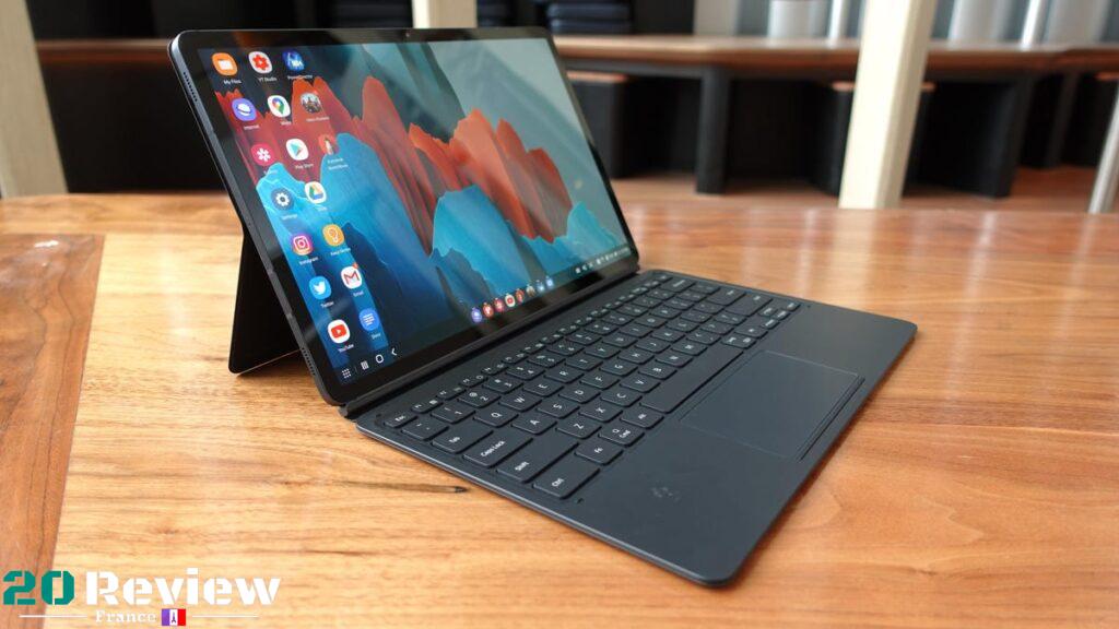 Le Tab S7+ lui-même est également léger, mais le grand écran le rend difficile à tenir d'une seule main. Les quatre haut-parleurs sont un régal, produisant un son riche et fort.