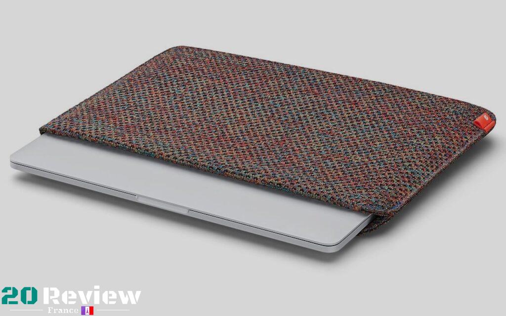Le manchon Incase Slip avec PerformaKnit est un manchon personnalisé et léger construit à partir de textiles tricotés conçus pour des performances et une utilité élevées.