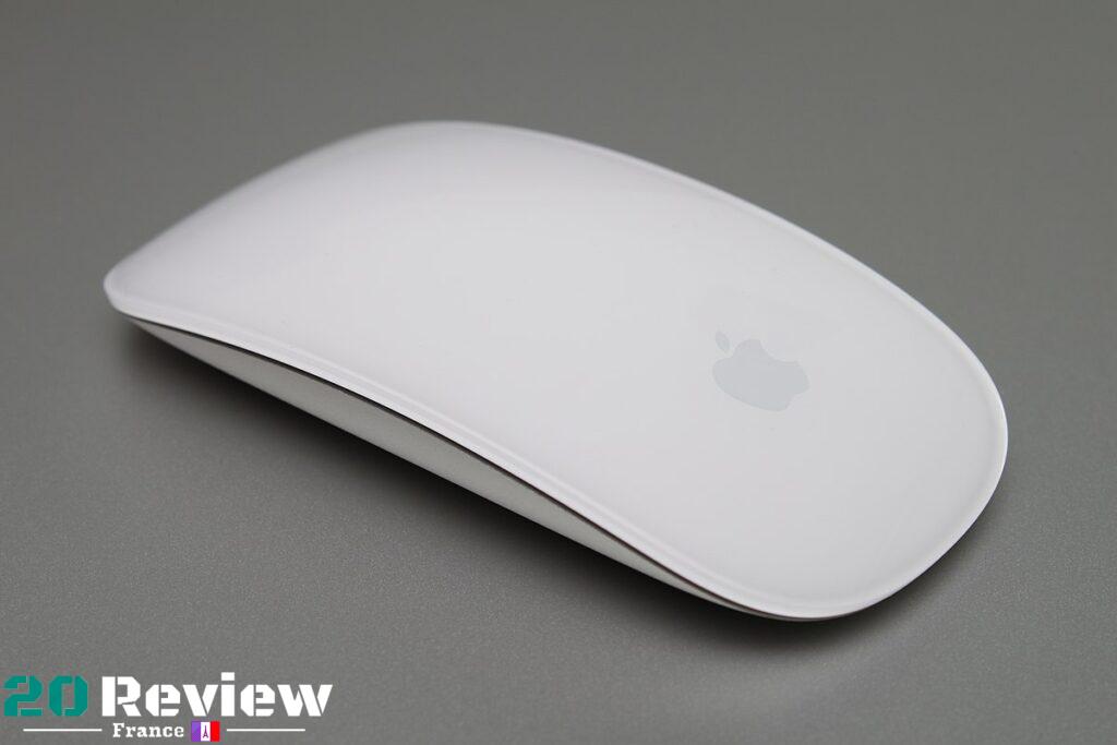 La meilleure souris Bluetooth pour Mac et Macbook Pro que nous ayons testée est l'Apple Magic Mouse 2. Le corps est en aluminium et en acrylique, et il est remarquablement bien construit. Le design est mince et élégant, il se glisse donc facilement dans la plupart des sacs pour ordinateur portable pour une portabilité facile. Il devrait être confortable pour toutes les tailles de main avec une prise du bout des doigts.