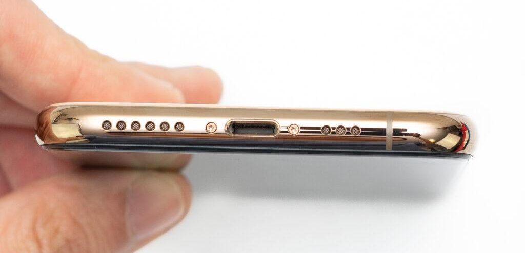 Sur l'iPhone XS Max l'adaptateur Lightning qui vous permet de connecter des écouteurs filaires de 3,5 mm n'est pas inclus.
