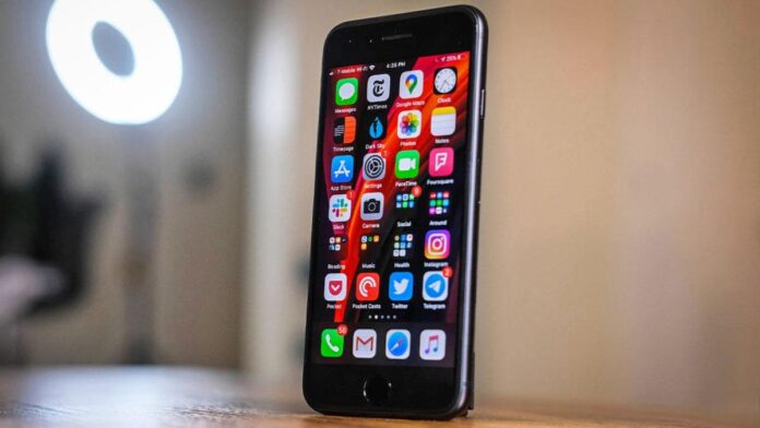 L'iPhone SE (2022) dispose d’un écran lumineux, d’un processeur rapide, d’un appareil photo de qualité et d’une autonomie robuste.