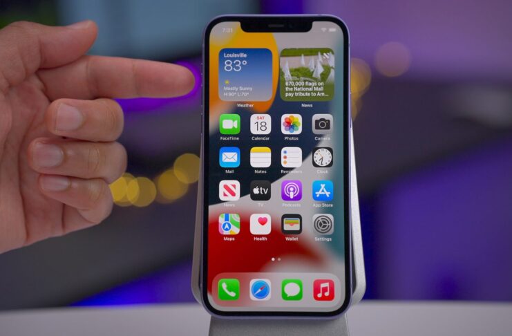 L'iPhone 13 Pro Max est un gros smartphone qui impressionne grâce à un écran remarquable, enfin avec un taux de rafraîchissement de 120 Hz, un excellent appareil photo et une autonomie de batterie exceptionnelle.