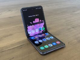 Le Samsung Galaxy Flip3 5G est doté d'un facteur de forme à clapet élégant avec un écran pliable sur le côté intérieur, soutenu par une charnière horizontale au centre divisant le smartphone en deux moitiés égales.