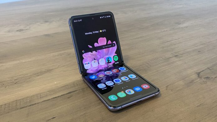 Le Samsung Galaxy Flip3 5G est doté d'un facteur de forme à clapet élégant avec un écran pliable sur le côté intérieur, soutenu par une charnière horizontale au centre divisant le smartphone en deux moitiés égales.