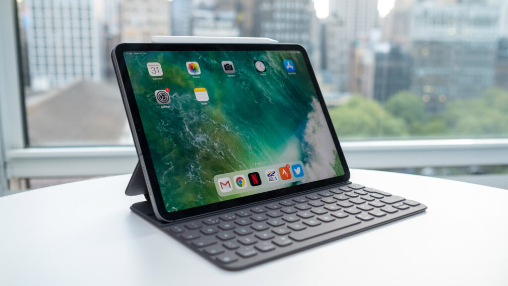 Le nouvel iPad Pro est trop beau pour son système d'exploitation. Un tour de force matériel absolu, cette tablette de 1 099 € de 12,9 pouces est magnifiquement construite.