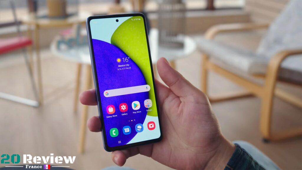 le Galaxy A52 5G est légèrement plus grand que le Galaxy A51, mais il reste assez petit et léger pour tenir d'une seule main.