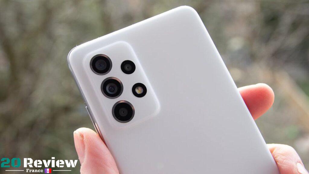 le Galaxy A52 5G n'est disponible que dans une finition noire semi-mate qui a fière allure mais accumule rapidement les traces de doigts et les taches.