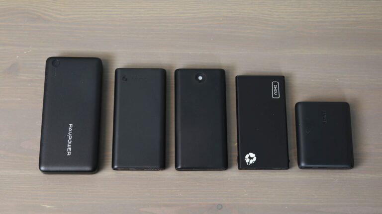 Nos choix de meilleur batteries externes vous permettent d'emporter des heures d'autonomie supplémentaire dans une poche ou un sac à main pour charger un smartphone, une tablette ou tout autre petit appareil électronique.
