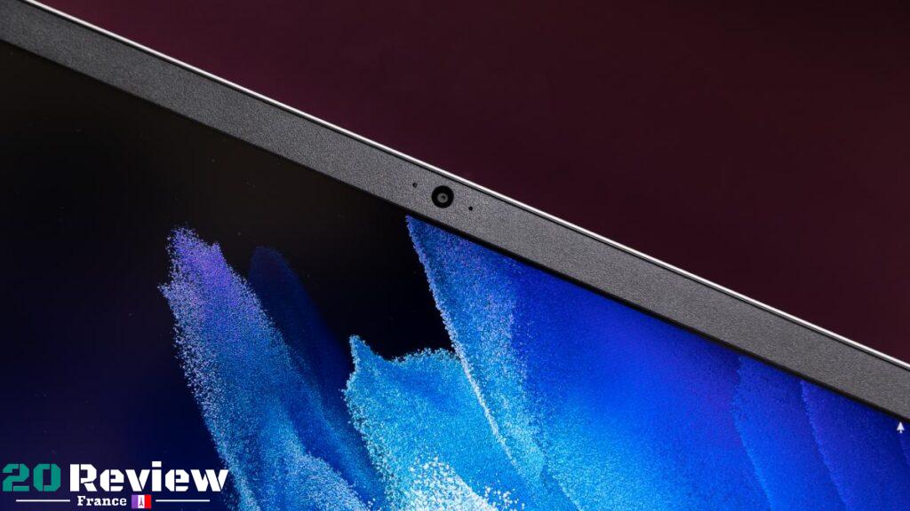 Le Galaxy Book Go est livré avec Windows 10 Home et certaines applications préinstallées peuvent être classées comme bloatware , notamment l'application partenaire Booking.com (Samsung Edition), Microsoft Solitaire et Skype.