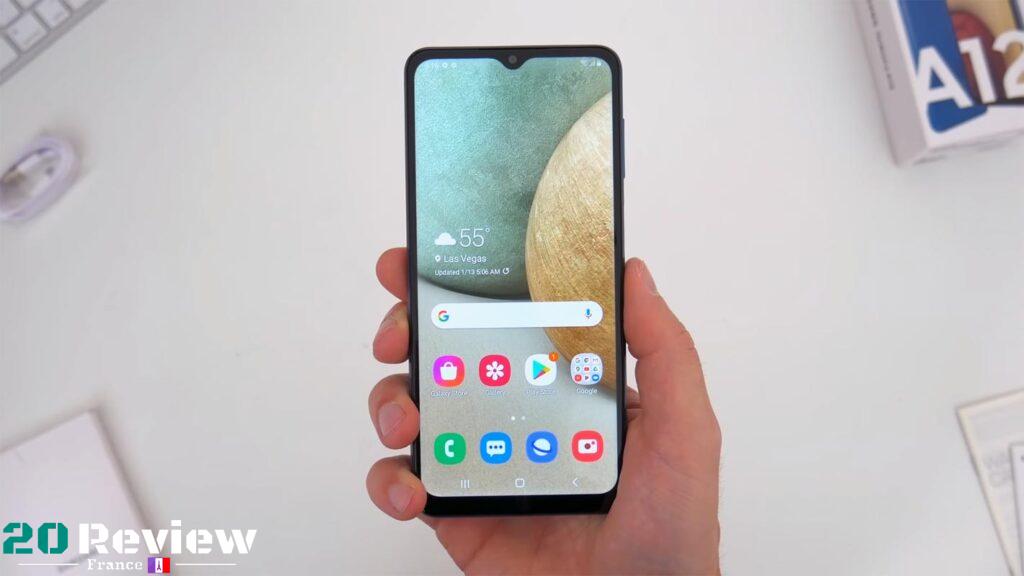 Le Galaxy A12 reste l'un des rares téléphones de la gamme Samsung à ne pas utiliser d'écran OLED. C'est un panneau PLS ou la version Samsung de l'écran LCD IPS.