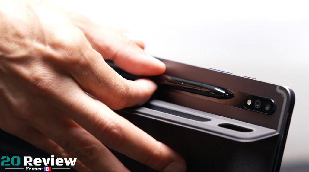 le Galaxy Tab S7 en remplacement d'un ordinateur portable à part entière, vous voudrez vous procurer un accessoire comme le clavier à couverture de livre à 199 € de Samsung.