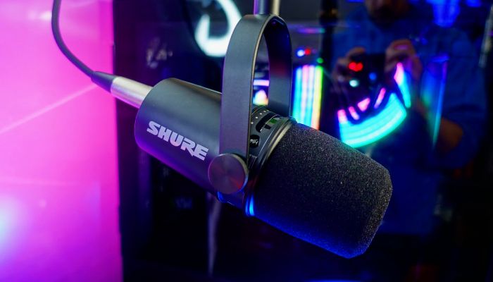 Le Shure MV7 est un microphone dynamique USB/XLR de qualité professionnelle inspiré du légendaire SM7B, idéal pour les applications de micros rapprochés nécessitant de la voix