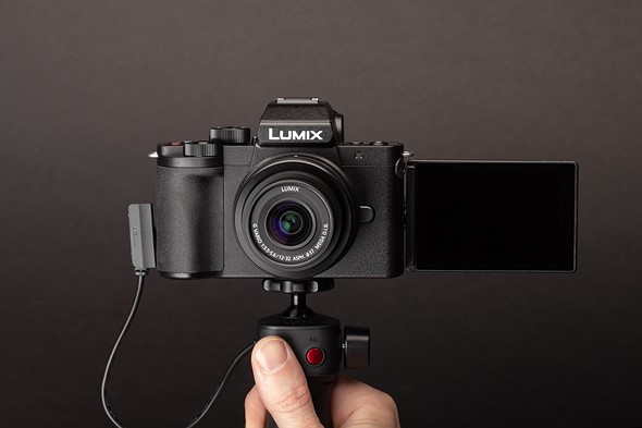 Le Panasonic Lumix G100 est un appareil photo incroyable pour les créateurs de contenu avec des vidéos QFHD 4K 24p/30p fluides et haute résolution en résolution 3840x2160 et FHD à 60p.