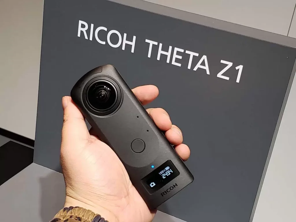 Le Ricoh Theta Z1 (999 €) est plus de deux fois plus cher que les autres caméras 360, mais il offre, entre autres, des capteurs d'image plus grands.