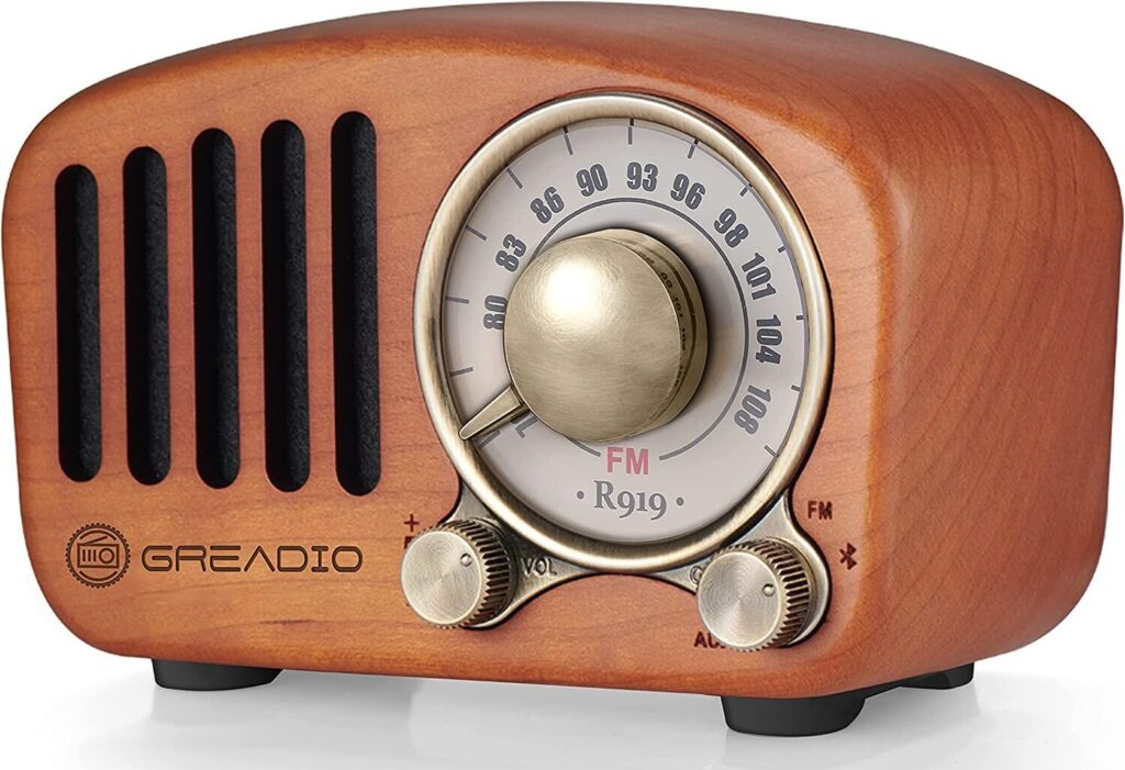 Greadio Walnut Bluetooth FM Radio en bois de noyer Greadio avec style classique à l'ancienne, amélioration des basses fortes, volume fort.
