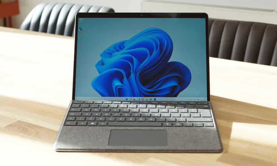 Surface Pro 8 est le premier PC portable à tablette grand public basé sur la plate-forme Intel® Evo™ pour les options i5 et i7 avec stockage de 256 Go et plus.