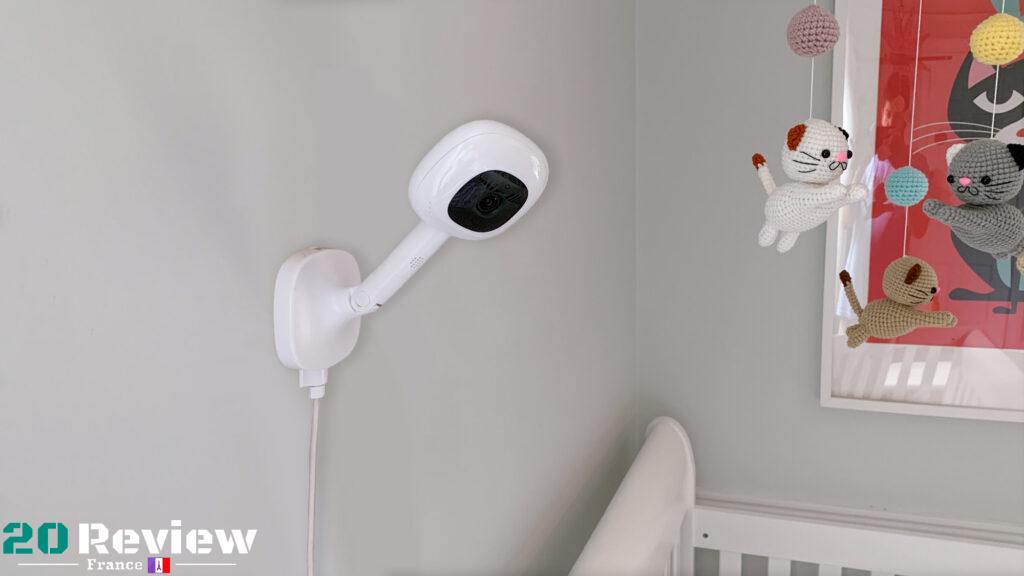 La caméra et le support mural Nanit Plus se fixent sur votre mur au-dessus de votre tête, de sorte que vous pouvez surveiller le lit de bébé avec vidéo et audio HD.