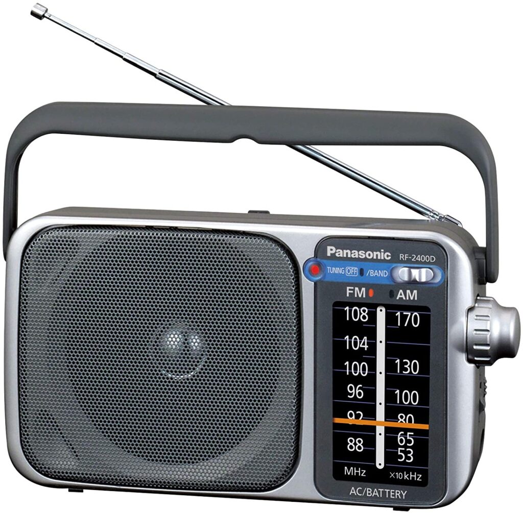 La radio AM/FM portable Panasonic rf-2400 dispose d'un grand cadran radio facile à lire avec une échelle séparée pour le réglage AM et FM et un indicateur LED intégré.