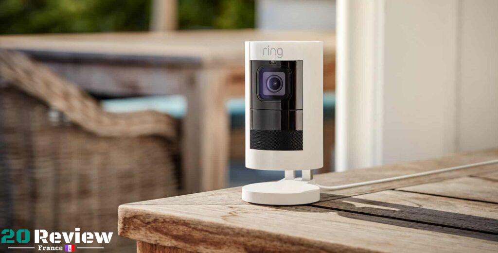 Ring Stick Up Cam Battery est une caméra intérieure/extérieure qui envoie des notifications à votre téléphone et à votre tablette chaque fois qu'un mouvement est détecté.
