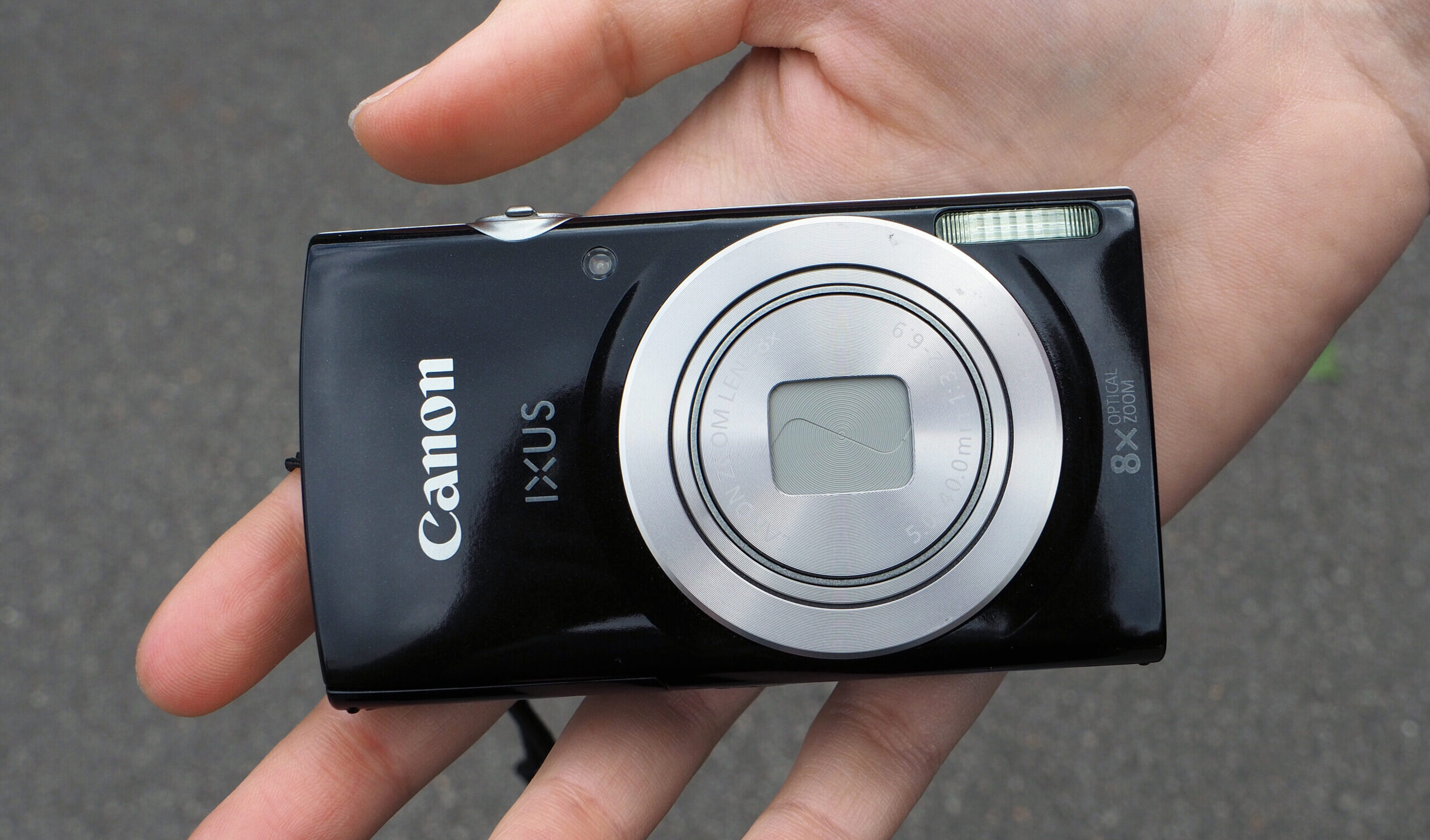 Le Canon IXUS 185 est un nouvel appareil photo compact économique. Le Canon 185 est doté d'un capteur CCD de 20 mégapixels 1/2,3 pouces et d'un zoom optique 10x.