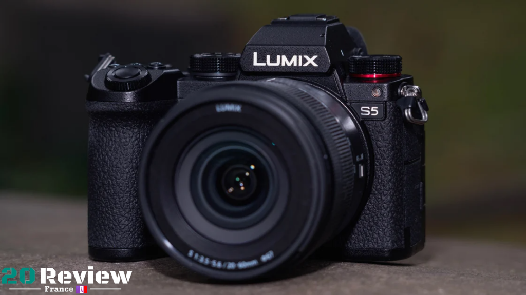 LUMIX S5 est un appareil photo hybride plein format sans miroir qui atteint à la fois d'excellentes performances en photo/vidéo dans un boîtier compact conçu pour un contenu ambitieux.