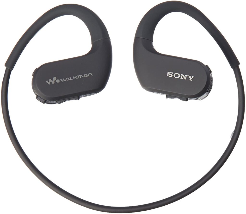 Le Sony NW-WS413 est un lecteur MP3 de 4 Go intégré à un casque IP67/68 étanche à l'eau et à la poussière.