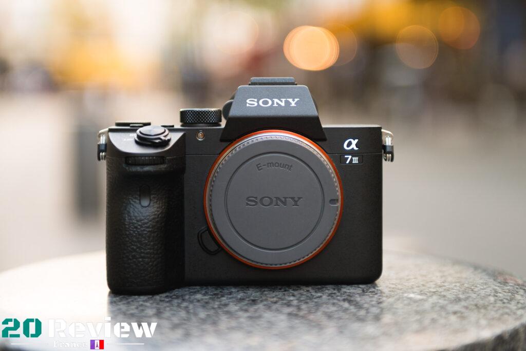 Le Sony a7R Mark III est un appareil photo sans miroir plein format qui utilise un capteur CMOS BSI stabilisé de 42,4 MP.