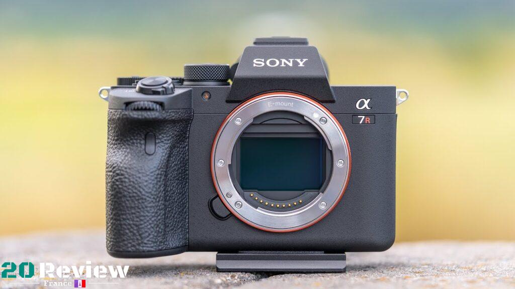 Le Sony a7R IV est l'appareil photo sans miroir plein format haute résolution de quatrième génération de la société et est construit autour d'un capteur BSI-CMOS qui produit 60,2 MP.