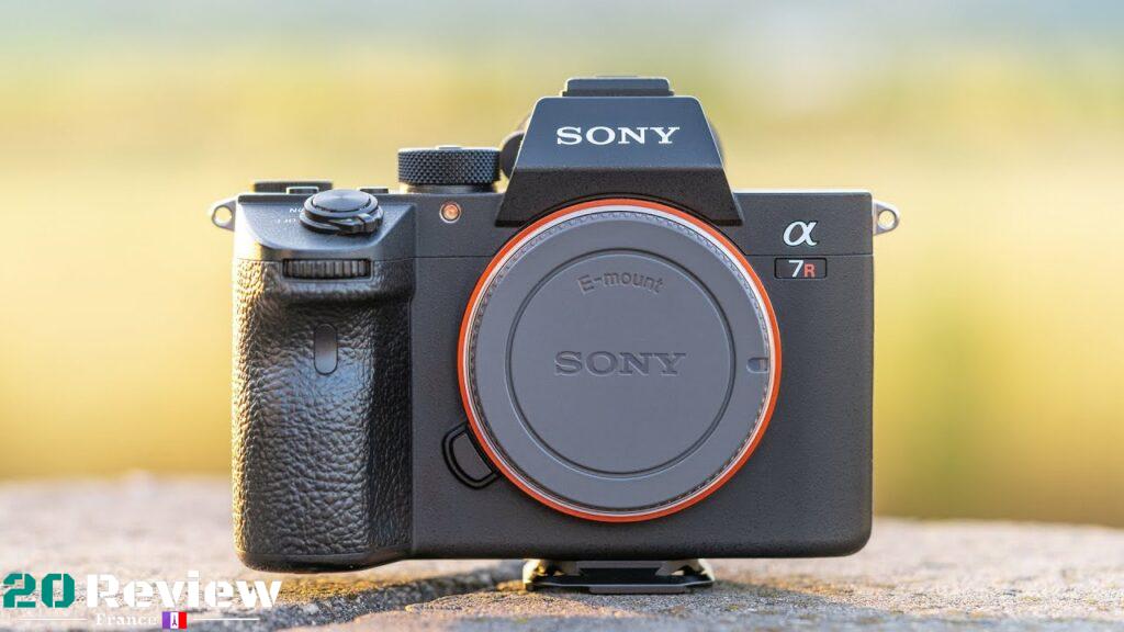 Appareil photo Sony A7 III plein format sans miroir à objectif interchangeable avec prise de vue à grande vitesse et capacité d'enregistrement 4K HDR.