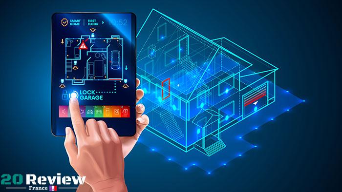 Une maison intelligente est une configuration domestique où les appareils et appareils connectés à Internet peuvent être automatiquement contrôlés à distance à l'aide d'un appareil en réseau.
