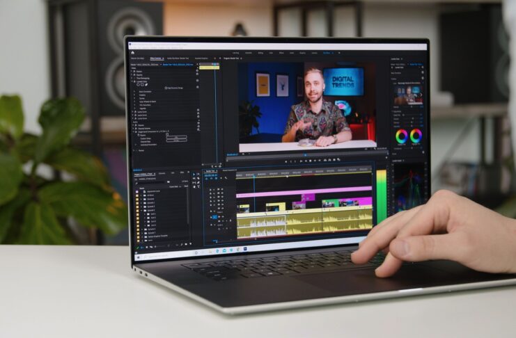 Les meilleurs ordinateurs portables pour montage vidéo sont équipés de processeurs rapides, de graphiques discrets et d'écrans haute résolution, capables de gérer des effets visuels 4K.