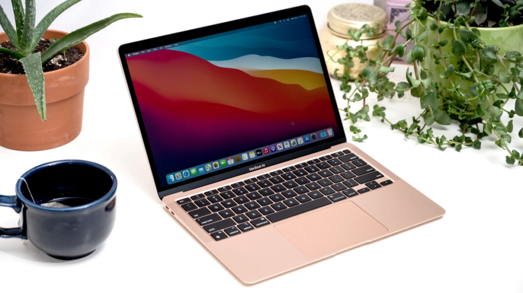 Le MacBook Air 2023 est doté du nouveau Magic Keyboard d'Apple et de processeurs plus rapides, ce qui en fait un ordinateur portable solide et performant.