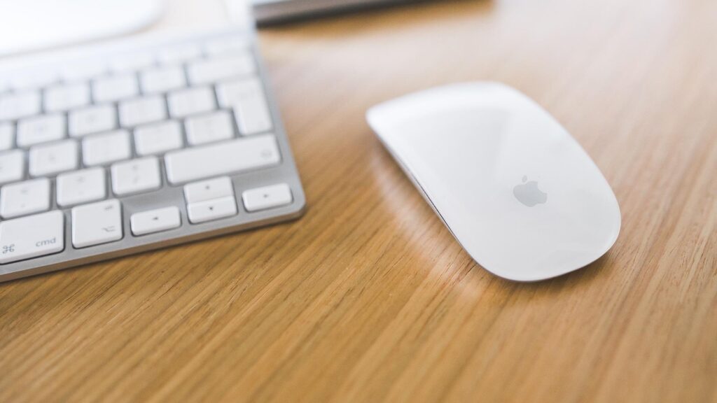 L'Apple Magic Mouse est si frustrante parce qu'elle est si proche d'être brillante, et pourtant elle ne dispose pas de quelques fonctionnalités très simples.
