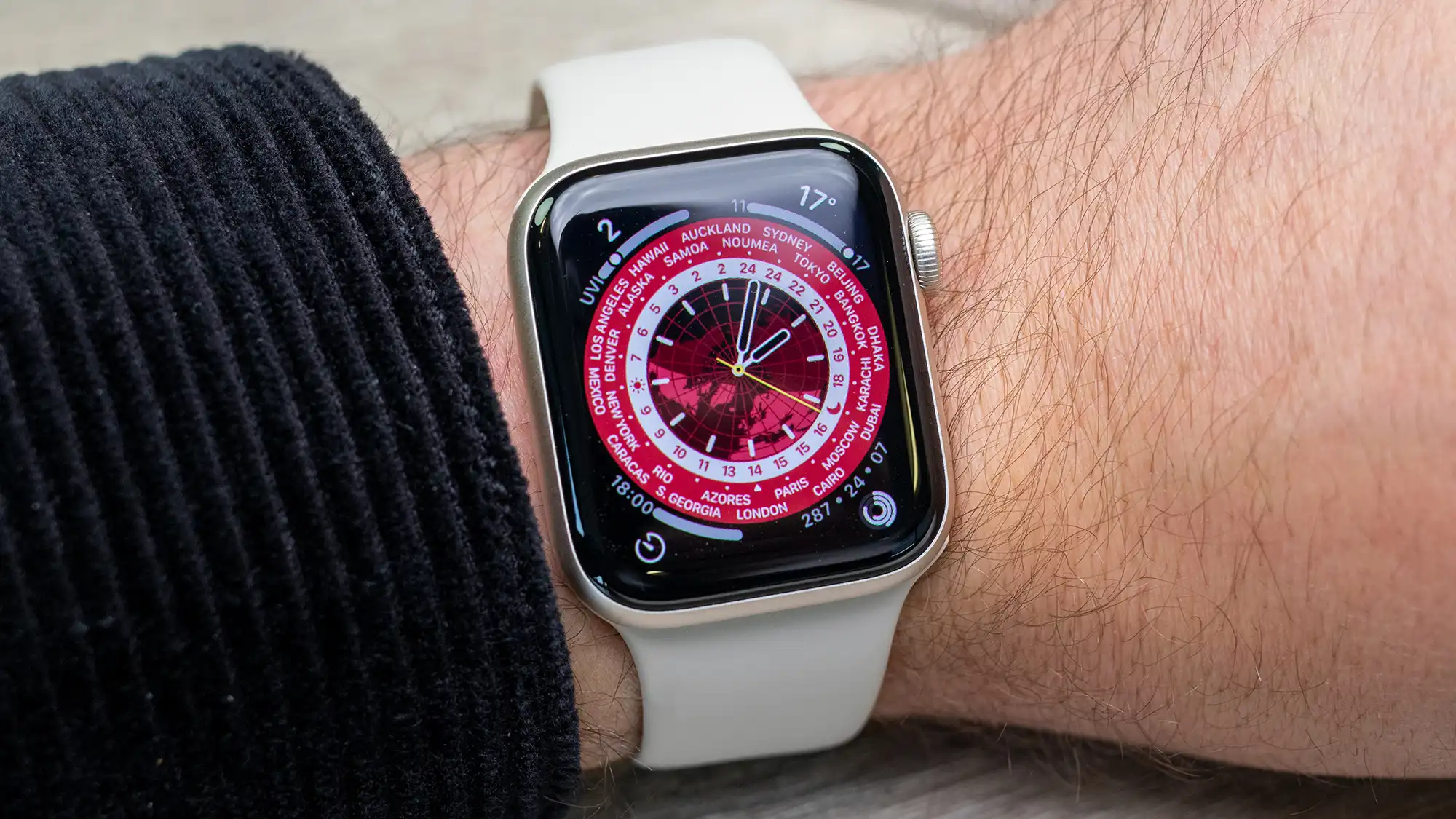 L'Apple Watch SE de milieu de gamme est une très bonne montre intelligente, mais elle semble un peu chère pour ce qu'elle propose.