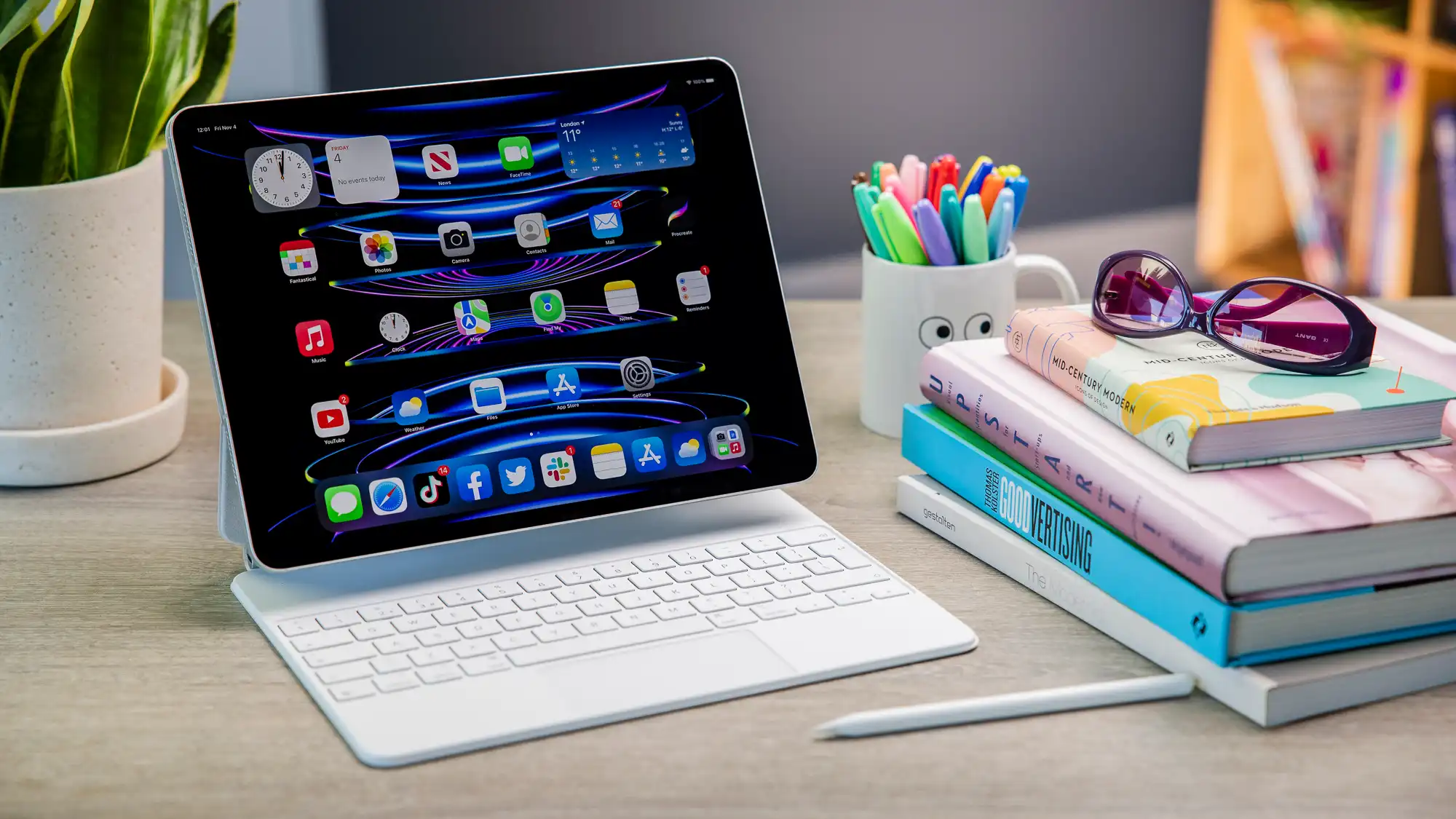 L'iPad Pro 12,9 pouces est la meilleure tablette que l'on puisse acheter, avec une puissance haut de gamme, un écran fantastique, une multitude de nouveaux petits.