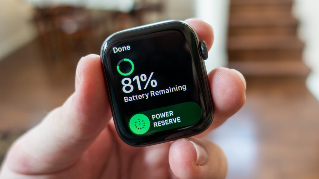 L’Apple Watch Series 6 est conçue pour durer 18 heures avec une charge. Cependant, dans le monde réel, il dure facilement plus de 24 heures.