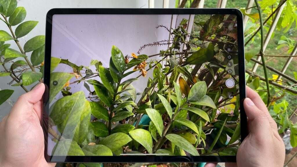 La caméra arrière de iPad Pro de 12,9 Pouces prend désormais en charge l'enregistrement ProRes jusqu'à 4K à 30 ips, et la caméra avant prend désormais en charge Smart HDR 4 pour les photos.
