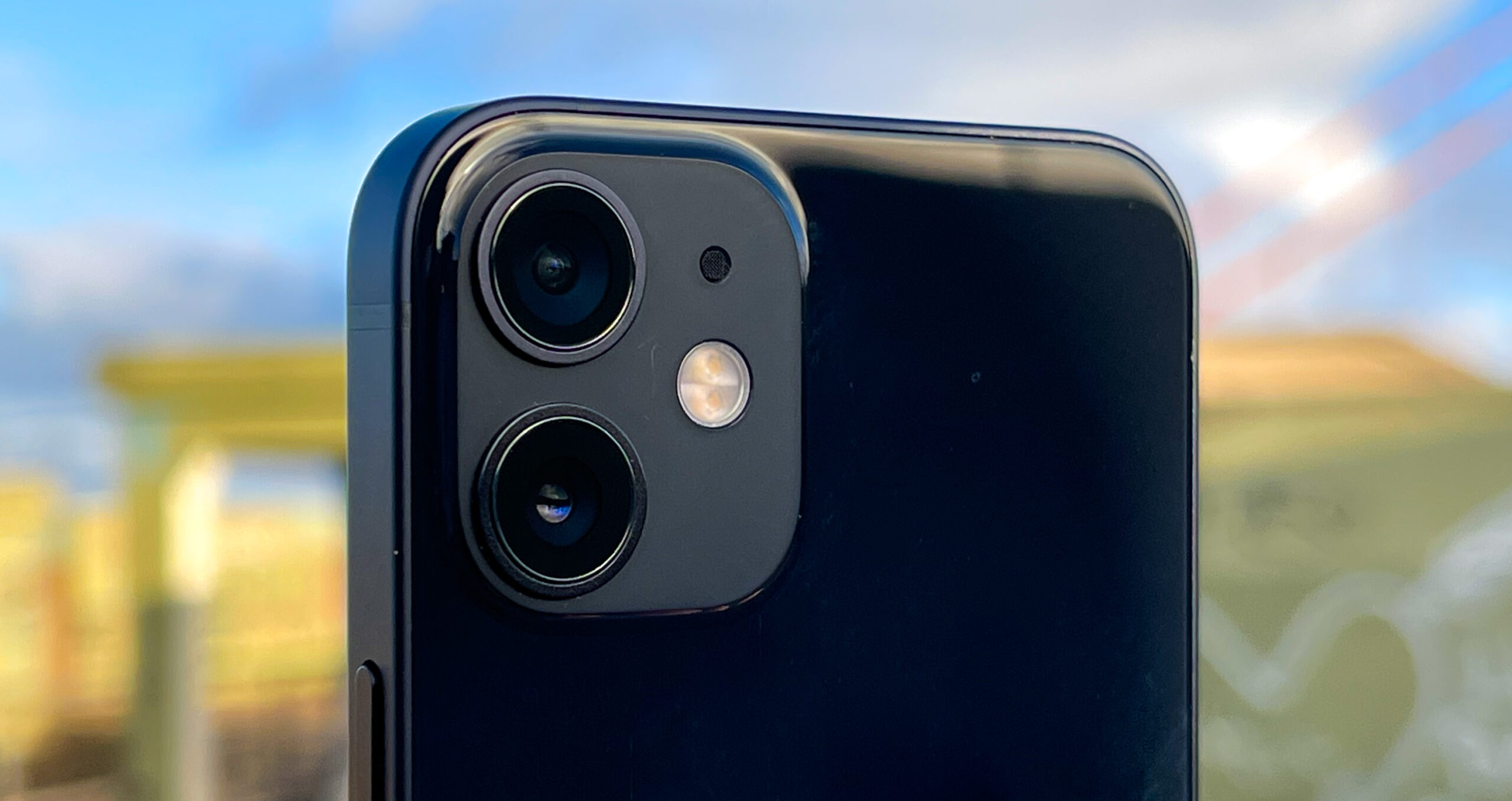 La mini caméra Apple iPhone 12 offre en grande partie les mêmes fonctionnalités et la même qualité que le 12 Pro, mais à un coût inférieur et sous une forme plus petite.