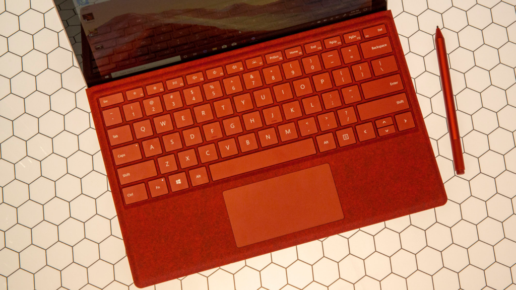 la conception détachable de la Surface Pro 7, dans laquelle la béquille à l'arrière soutient l'ordinateur pendant que vous tapez, rend problématique son utilisation sur vos genoux ou sur une petite table ou un bureau.