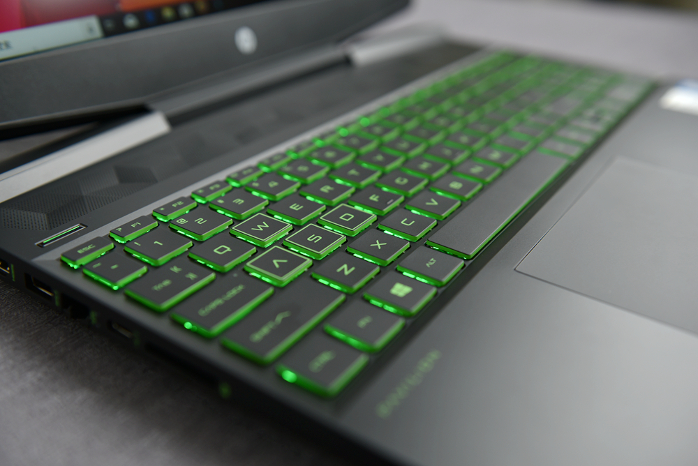 C'est le clavier vert vif qui révèle vraiment que l'ordinateur portable HP Pavilion Gaming de 15,6 pouces n'est pas seulement un PC de taille moyenne normal.