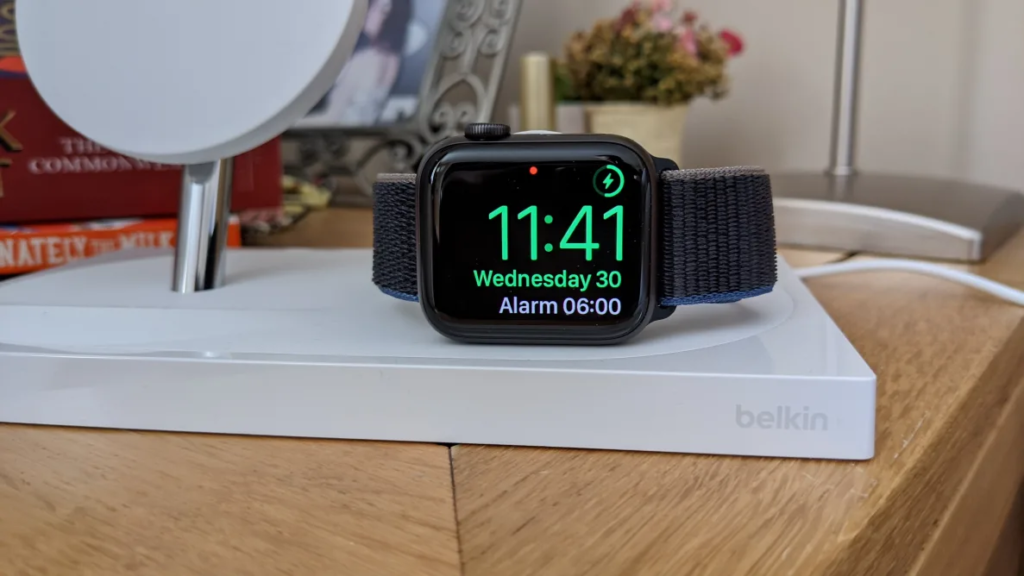 L'Apple Watch SE ne promet que 18 heures d'autonomie avec une charge, mais elle a largement dépassé cette estimation lors de mes tests réels.