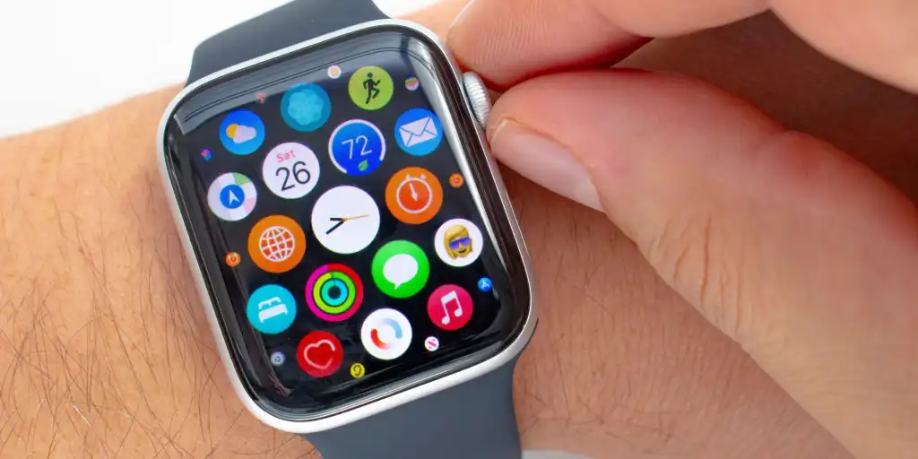 Sur votre Apple Watch Series 6, Appuyez sur la couronne numérique pour accéder à l'écran d'accueil.