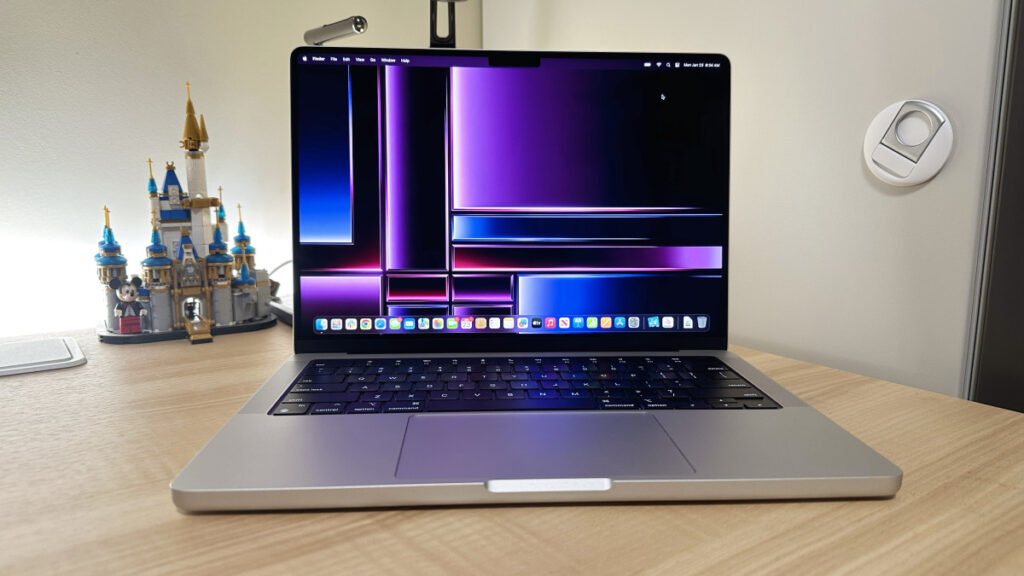 L'Apple MacBook Pro 14 2023 est idéal pour un usage professionnel. Il est facile à transporter et sa batterie dure plus de 11 heures en utilisation légère.
