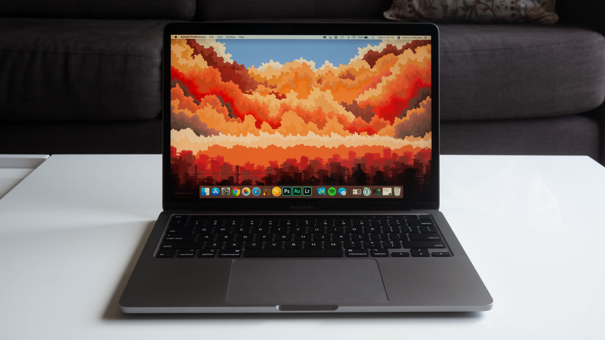 L'écran de l'Apple MacBook Pro affiche des images et du texte exceptionnellement nets grâce à sa haute densité de pixels.