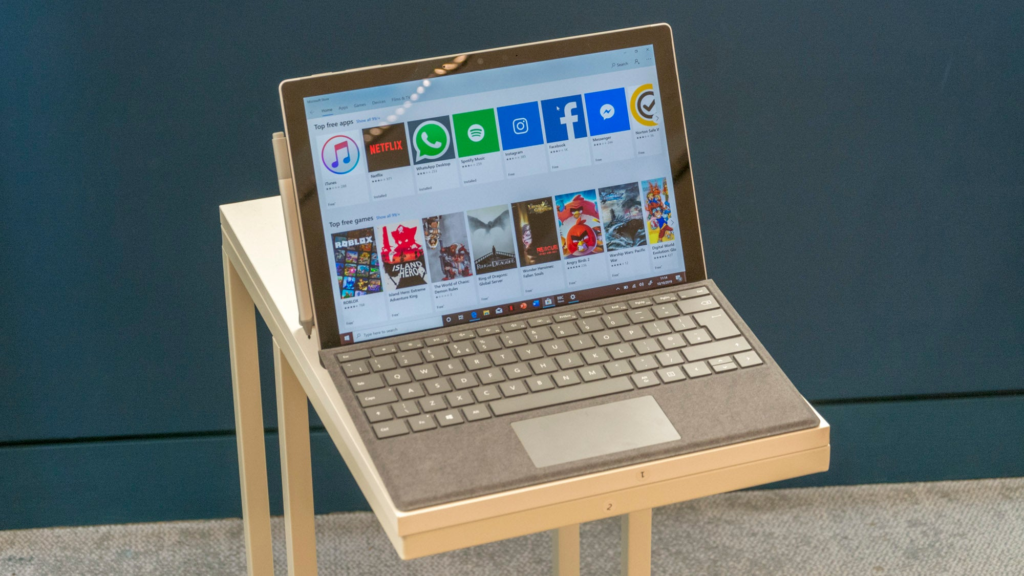 La Surface Pro 7 reste l'un des meilleurs ordinateurs portables 2-en-1 grâce à son design haut de gamme, son bel écran et son clavier confortable.