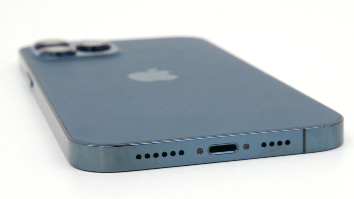 L'iPhone 12 Pro Max dispose d'un port Lightning. Le connecteur Lightning va dans le téléphone, l'extrémité USB C va dans un chargeur USB C ou un port sur un ordinateur.