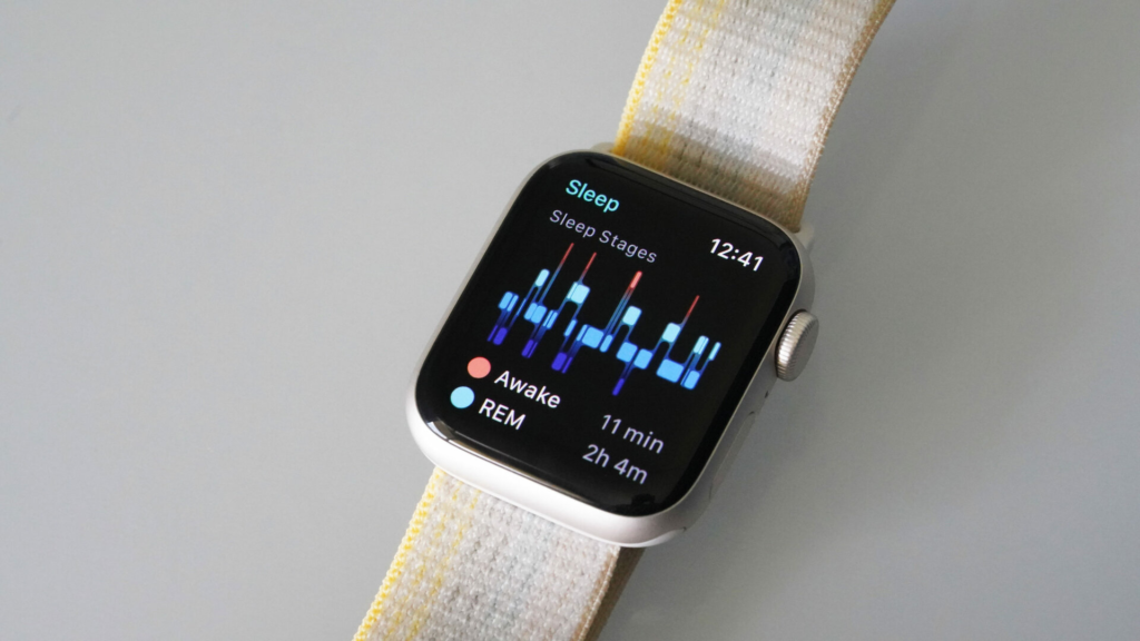 Suivez votre sommeil avec Apple Watch SE : portez votre montre au lit pour suivre votre sommeil.